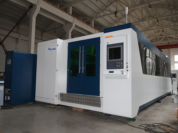 2500w Tam Kapalı Pattle Masası Fiber Lazer Levha Kesme Makinesi